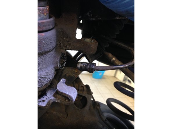 Deviser l'écrou de 12 qui tient le tuyau de frein