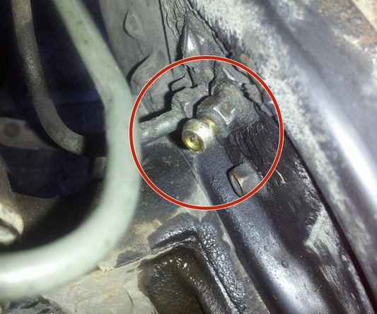 Un assistant doit pomper sur la pédale de frein lorsque que vous allez agir sur le purgeur de votre système.