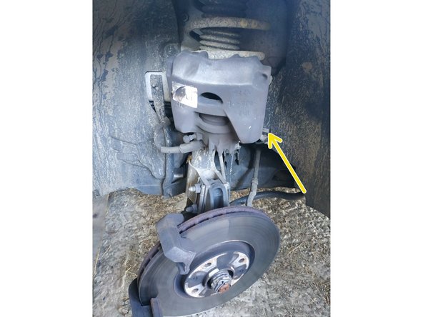 Vérifier que le niveau de liquide frein dans le réservoir ne déborde pas. J'ai dû retirer du liquide à l'aide d'une seringue.