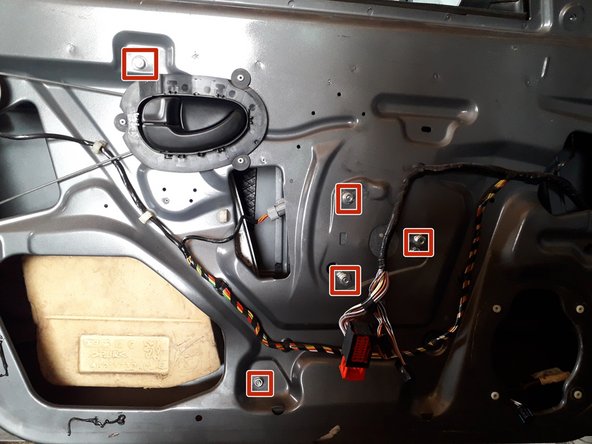 Déposer les 5 vis de fixation du lève-vitre