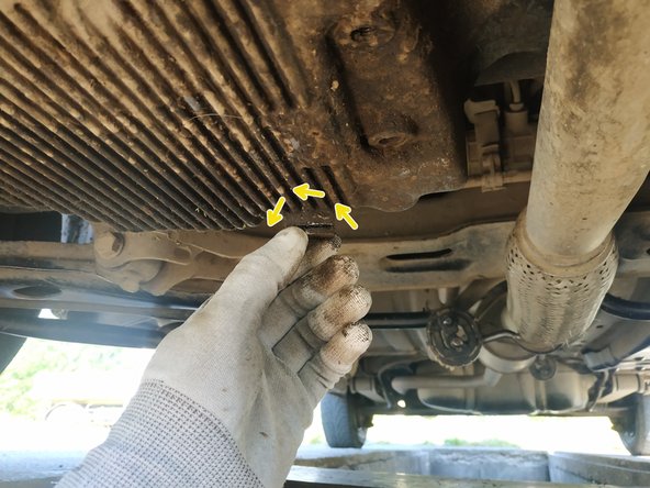 Le bouchon se trouve à l'arrière du moteur.