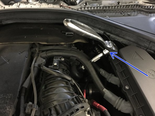 Desserrer le à l'aide du cliquet et de la douille de 27