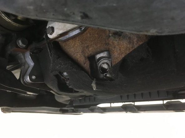 Une fois que l'huile a fini de couler, remonter le bouchon et serrer le à l'aide de la clé de 19