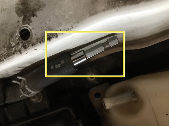 Déconnecter le tuyau d'alimentation côté droit et l'obturer à l'aide d'un obturateur métallique.