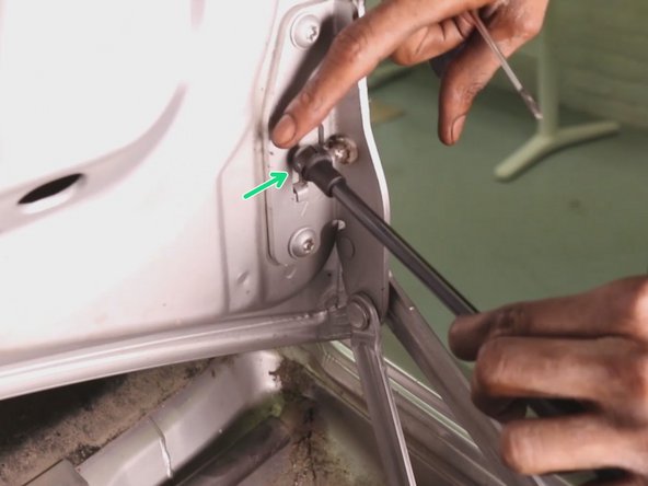 Repositionner le nouveau vérin, en insérant le haut puis le bas dans les attaches