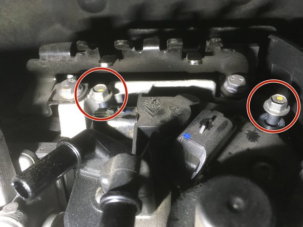 A l'aide du cliquet et de la douille de 8 visser les 2 vis du filtre