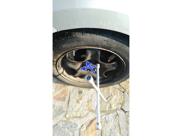 Serrer légèrement les 4 vis en croix