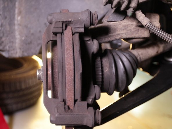 Afin de ne pas abîmer le flexible de frein, accrocher l'étrier au ressort