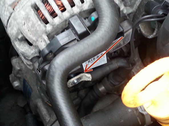 une fois le cache retirer, enlever l’écrou ( flèche bleu )