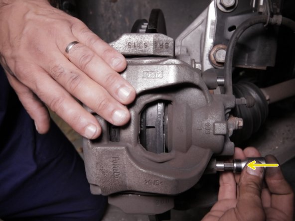 Resserrer les colonnettes de l'étrier à l'aide de la clé allen de 7