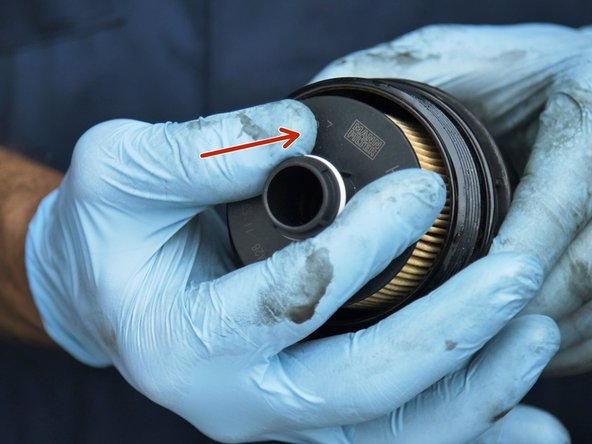 Insérer le nouveau filtre à huile dans la cloche et clipser le