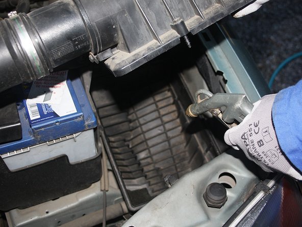 Nettoyer l'intérieur de la boite à air à l'aide d'une soufflette ou d'un aspirateur.
