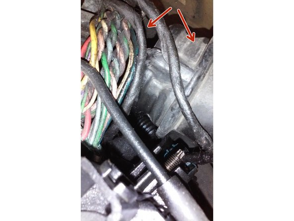 Attention avant de tout remonter contrôler la gaine en plastique quelle ne soit pas démanchée. Elle se trouve derrière le filtre à air pas très visible, il faut écarter le faisceau électrique pour voir.