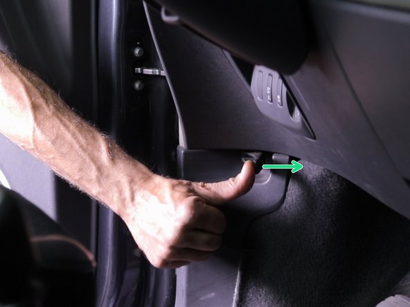 Tirer la manette sous le tableau de bord côté conducteur pour déverrouiller le capot