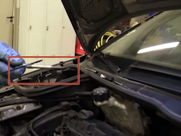 Lubrifier avec la jauge d'huile le pas de vis de la bougie.