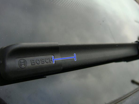 
Tip to perfectly adjust your wiper arms, before locking the nut, align the end of the blade with the mark on the windshield
