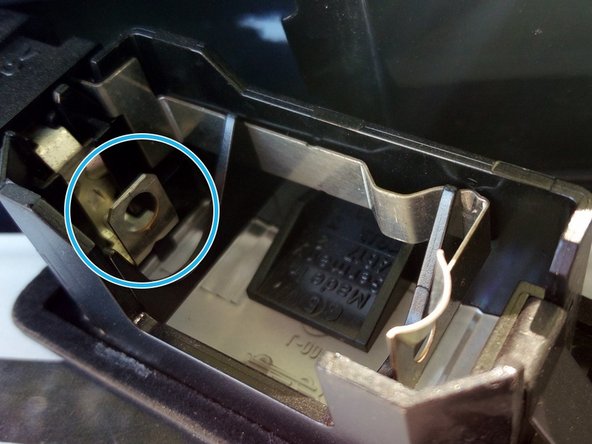 Insérer d'abord l’extrémité de l'ampoule dans le petit trou prévue à cet effet