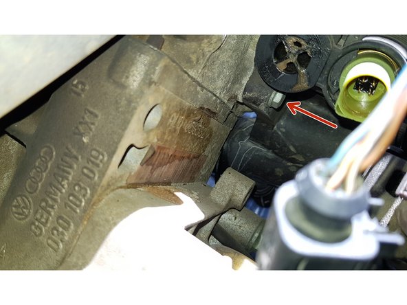 Avec une douille de 10mm retirez les 3 vis qui maintiennent le boîtier sur la culasse.