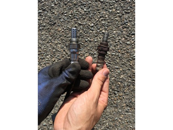 Dévisser la sonde lambda (Clé plate de 22mm) et la comparer à la nouvelle.