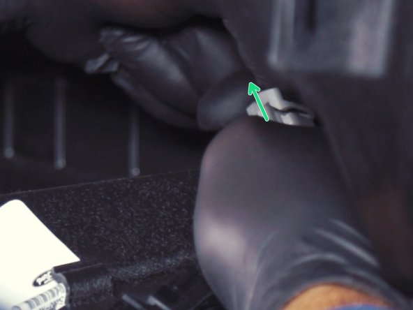 Débrancher le faisceau retenant la boite à gant