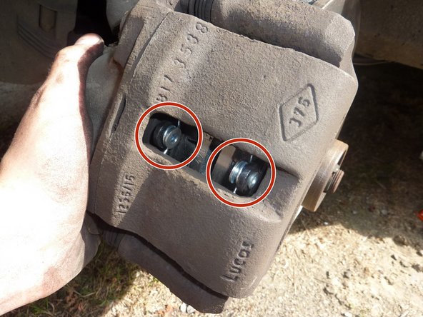 Refermer l'étrier en vérifiant la position des ressorts des plaquettes, ceux-ci doivent bien être à l’intérieur de l'étrier.