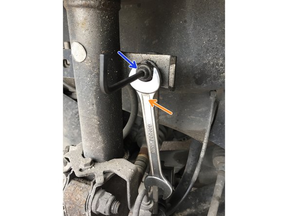 Maintenir la tige filetée l'aide de l'embout adapté (ici T30 mais cela dépend de la marque des biellettes)