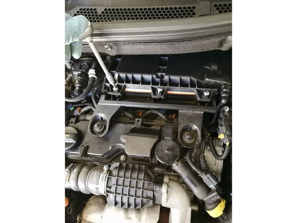 Revisser les 3 vis. Commencer à la main puis finir à l'aide d'un embout torx 20.