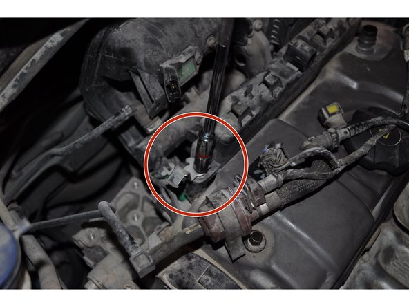 Déposer l'écrou de 10 mm qui est fixé sur le filetage de la seconde vis colonnette.