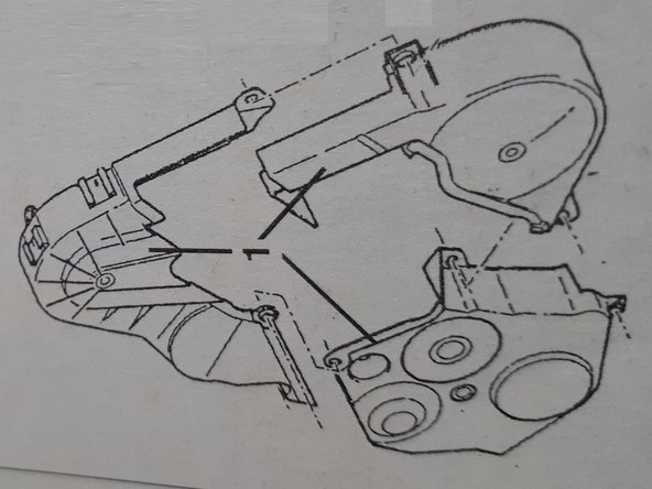 Au milieu vers l'arrière, à côté de la pompe à eau, à l'aide d'une douille de diamètre 11, démonter la vis hexagonale. Retirer les 2 capots supérieurs par le haut.