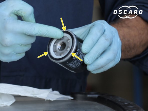 Appliquez un peu d'huile sur le joint du nouveau filtre