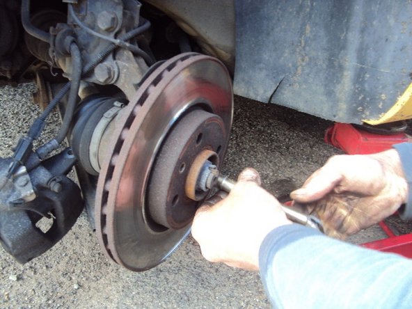 Puis à l'aide d'une masse, tapez sur l'ancien disque afin de le déloger.