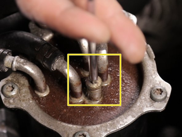 Replacer et resserrer la vis centrale