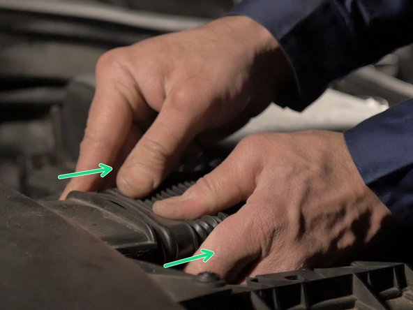 Tirer sur le conduit de la boite à air pour le retirer