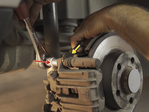 Avec un cliquet et une douille de 13, débloquer les deux vis de l'étrier