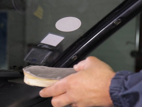 L'accès à la tête de l'amortisseur est maintenant libéré