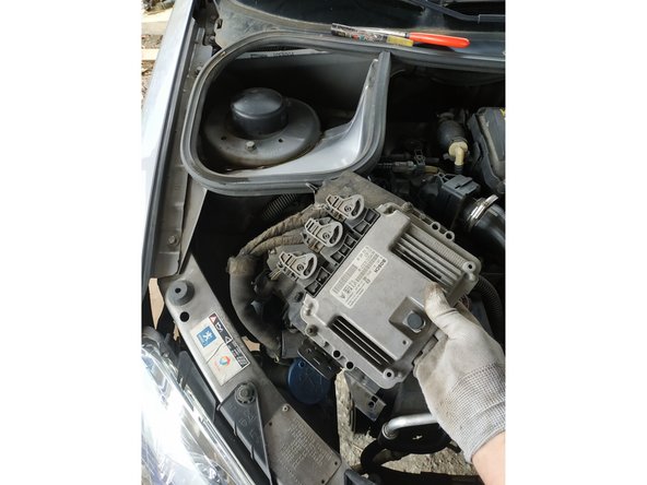 dégager le calculateur et son support