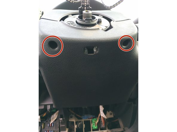 dévisser les 2 vis de fixation du cache inférieur avec le clé torx T20