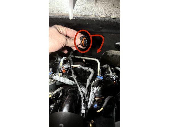 Débrancher le connecteur de la rampe haute pression (il se situe derrière, à droite, invisible depuis le haut)