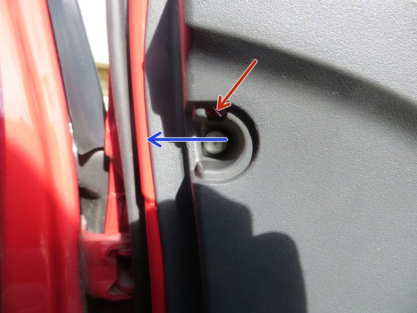 Insérer le tounevis plat dans la partie supérieure du cache (flêche rouge), puis tirer le cache ver la charnière (flèche bleue).