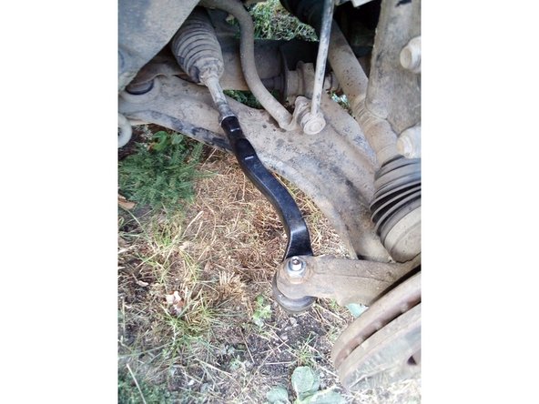 Visser la rotule neuve jusqu'au contre écrou en ayant le nombre de filets comptés précédemment .