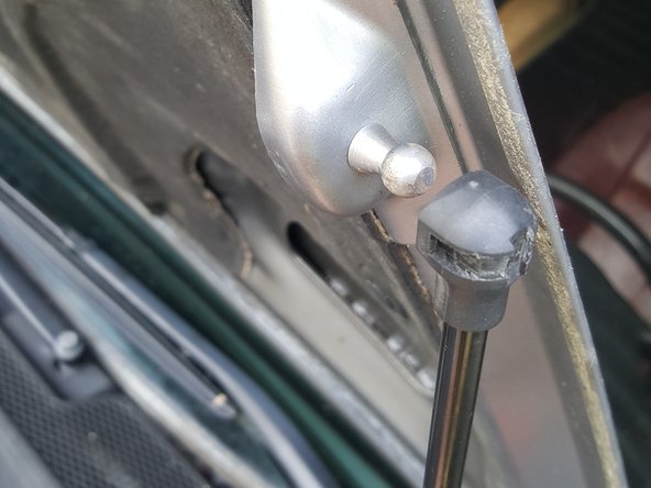 Appuyer sur le vérin pour venir le fixer dans les rotules
