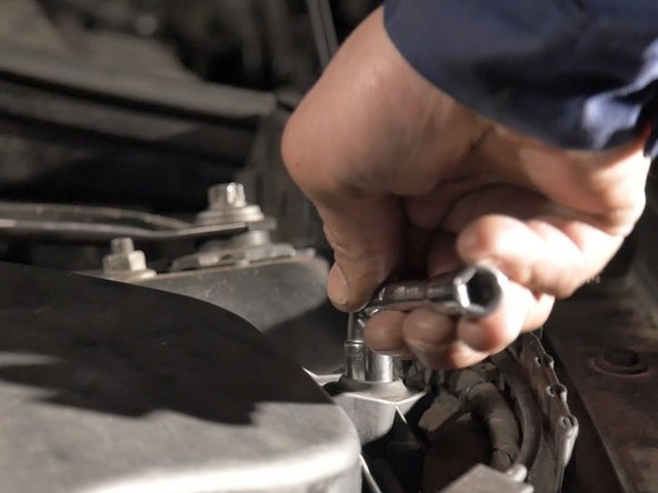 Replacer les vis et les serrer à l'aide de la clé à pipe de 10