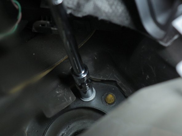 Replacer la rondelle sur la tête de l'amortisseur