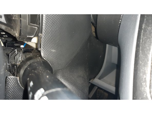 Pour faciliter le remontage, j'ai déclipser l'enjoliveur avant du capot afin de faciliter le passage avec le compte-tour.