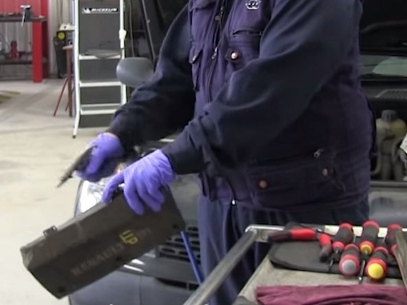 Nettoyer le fond du Boîtier du filtre à air avec un aspirateur, un chiffon humide ou une soufflette