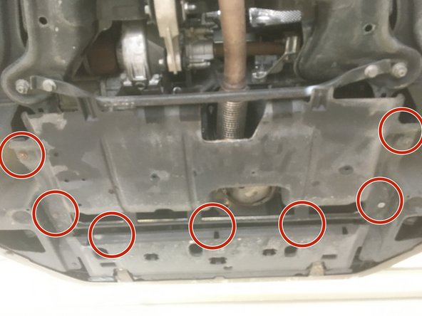 Retirer la plaque sous le moteur en dévissant les 7 vis de 10