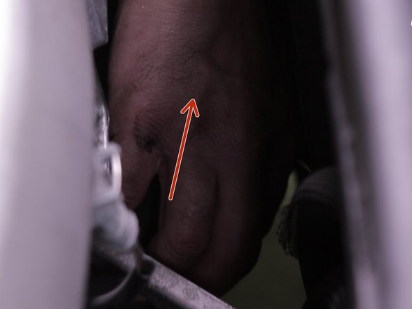 Retirer une nouvelle fois la jauge et contrôler le niveau d'huile