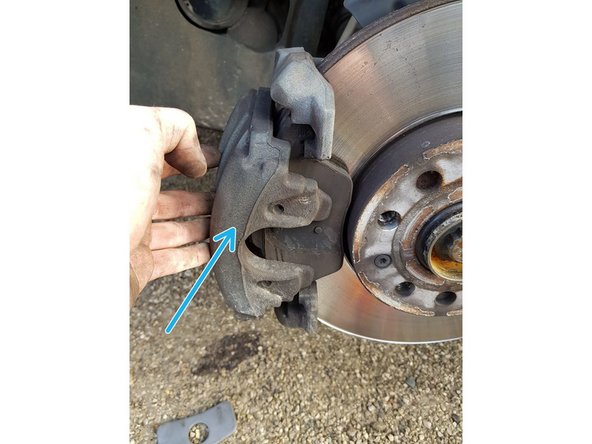 Vous pouvez maintenant remettre le ressort qui aide à maintenir l'étrier de frein grâce à votre pince multiprise.