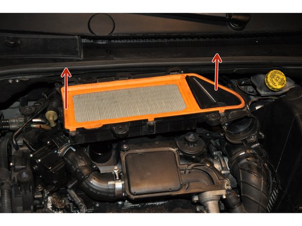 Sortir précautionneusement la boite à air de son emplacement.