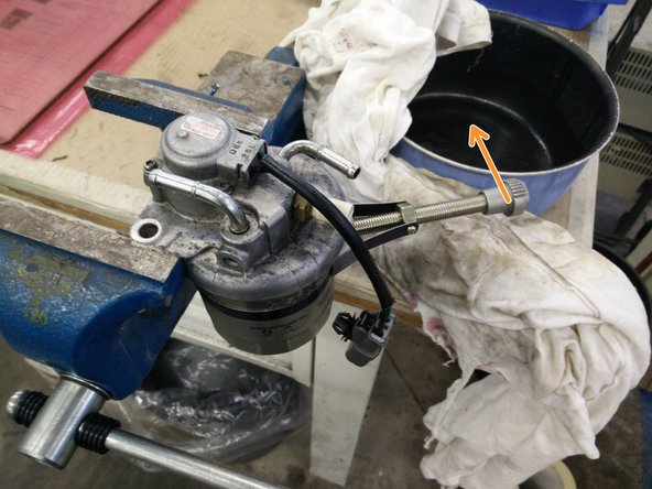 Avec une clé à filtre, dévisser le filtre